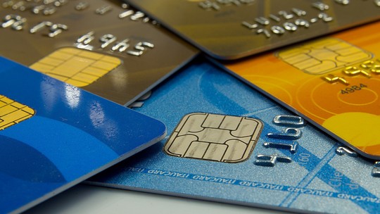 25/05/2017 Juro do cartão de crédito cai 67,8 pontos e fica em 422,5% em abril