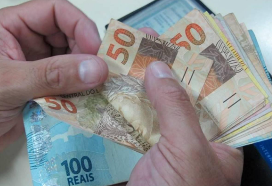 Salário mínimo 2022 recebe nova previsão de valor com possível alta na inflação
