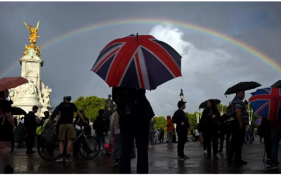 Morte de Elizabeth II: lágrimas, silêncio e “God save the Queen” em frente ao Palácio de Buckingham