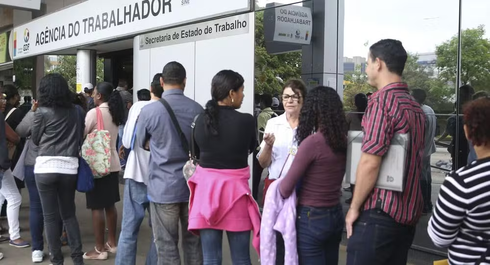 Desemprego fica em 7,6% até janeiro, abaixo da expectativa e menor para o período desde 2015