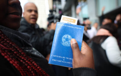 Brasil cria 180 mil vagas de emprego em janeiro, acima do esperado