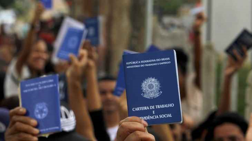 Desemprego recua a 5,6% até julho e renova mínima da série histórica