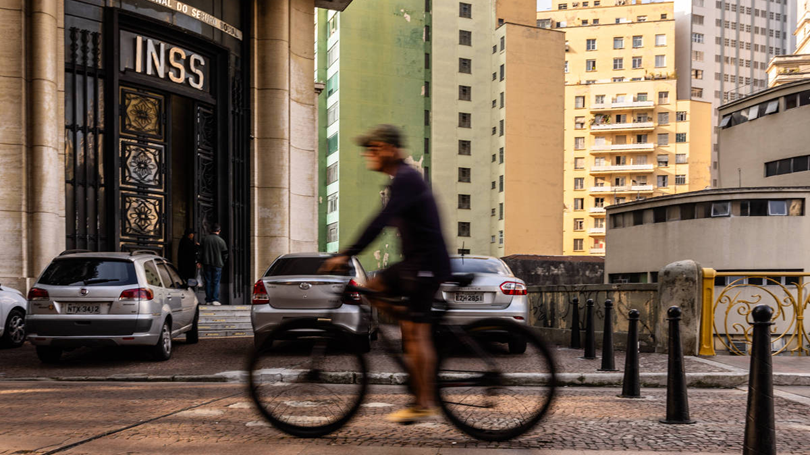 Aposentadorias do INSS acima do mínimo sobem 3,90% e teto do INSS deve ir a R$ 8.475,54 em 2026