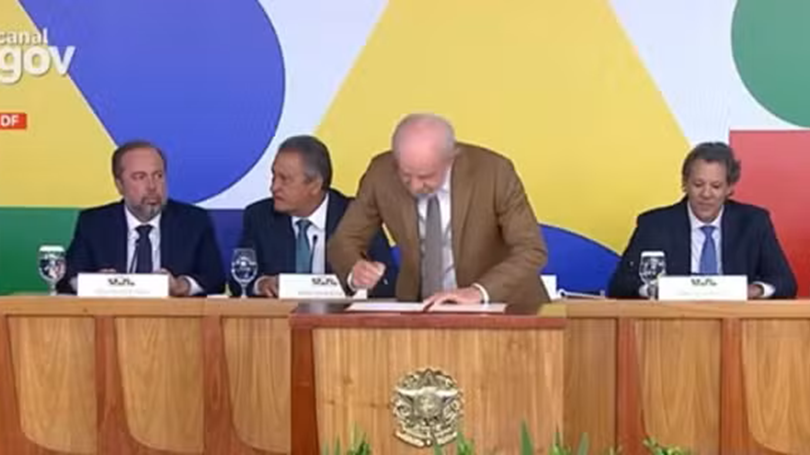 Governo cria alíquota de 12% sobre exportação de petróleo e de 50% para diesel para conter alta dos combustíveis