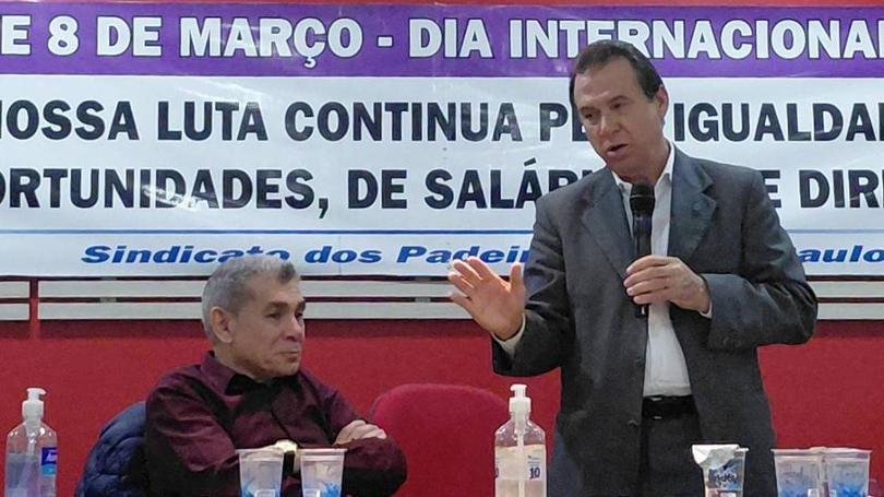 Votação do fim da escala 6×1 deve ficar para depois das eleições, admite ministro do Trabalho