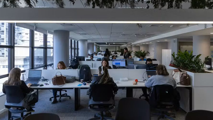Empresas que descumprirem NR-1 sobre saúde mental no trabalho podem voltar a ser punidas a partir desta quarta-feira