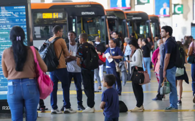 Setor de serviços fica estável em julho e sobe 2,4% em 12 meses