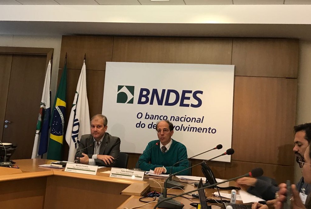 18/07/2017 – Desembolsos do BNDES caem 16,6% no 1º semestre de 2017.