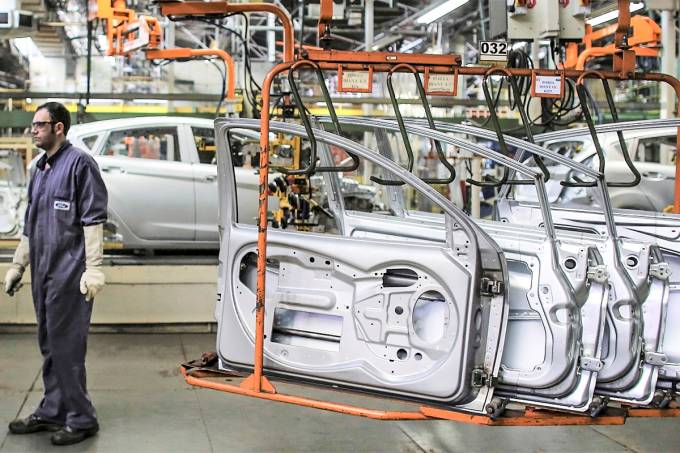 Indústria do Brasil tem crescimento recorde em julho com reabertura.