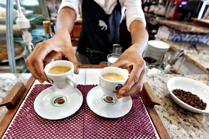 Atividade de serviços no Brasil contrai pela 1º vez em 5 meses, mostra PMI