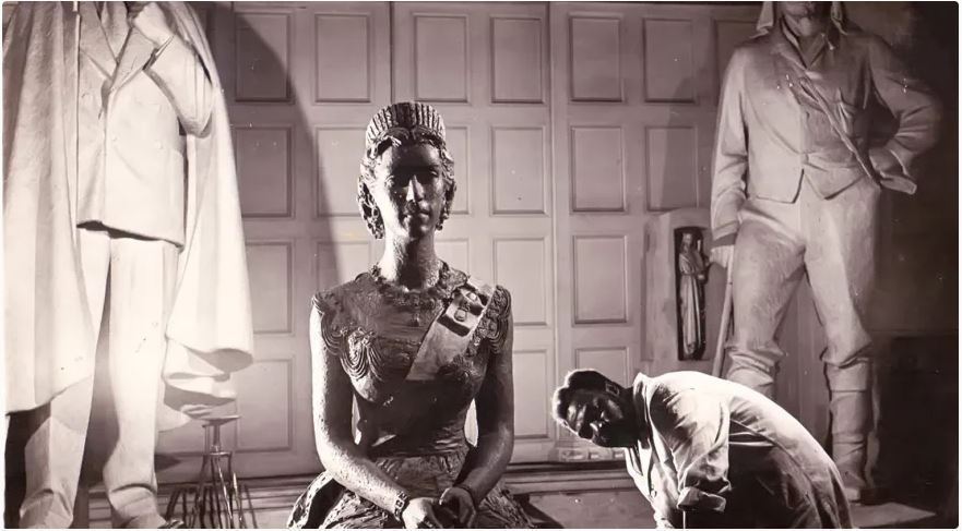 Rainha Elizabeth posou 12 vezes para escultura de bronze feita em 1957