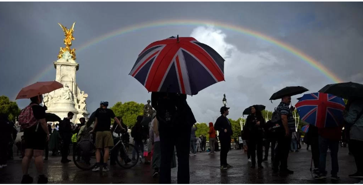 Morte de Elizabeth II: lágrimas, silêncio e “God save the Queen” em frente ao Palácio de Buckingham