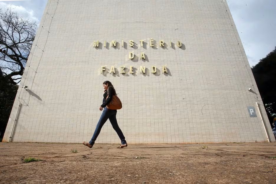 Governo isenta de Imposto de Renda quem ganha até R$ 2.824