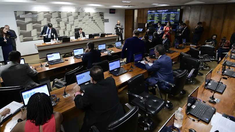 Comissão do Senado aprova projeto que isenta pagamento de FGTS e INSS para trabalhadores aposentados