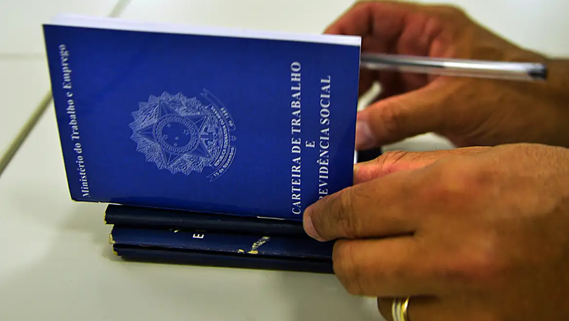 Pesquisa revela que brasileiro prefere emprego com carteira assinada